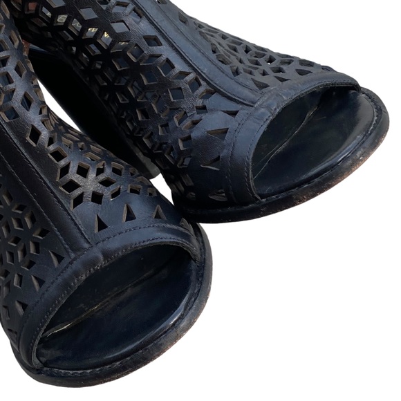 Rebecca Minkoff Black Leather Laser
Cut Peep Toe Block Heel Booties 8.5M - Picture 13 of 15